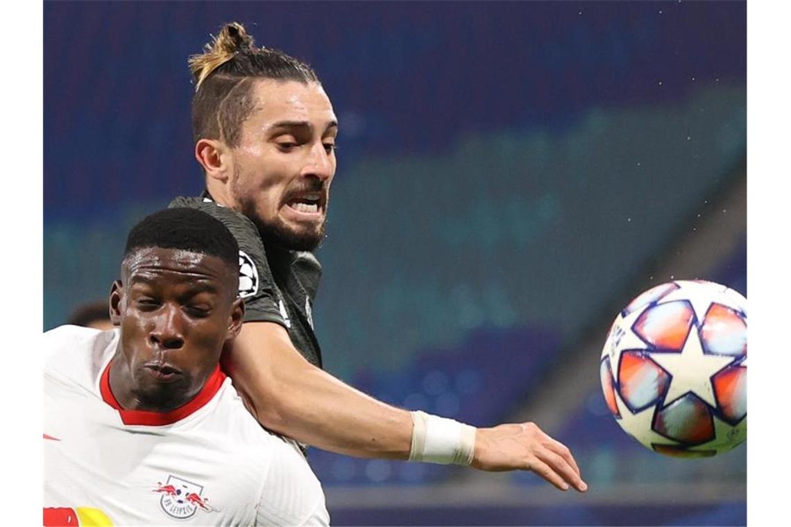 Leipzig im Achtelfinale: RB besiegt Manchester United Nordi Mukiele (l) von RB Leipzig kämpft gegen Manchesters Alex Telles um den Ball. Foto: Jan Woitas/dpa-Zentralbild/dpa