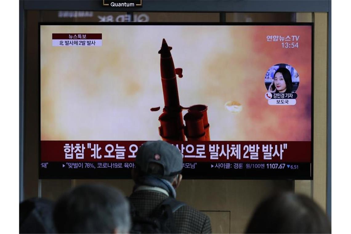 Nordkorea hat nach Angaben des südkoreanischen Militärs mindestens zwei nicht identifizierte Projektile in Richtung offenes Meer abgefeuert. Foto: Lee Jin-Man/AP/dpa