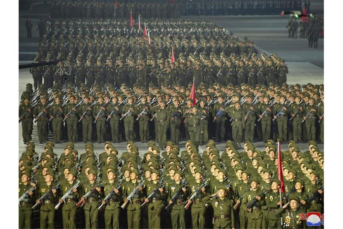 Nordkoreanische Soldaten auf dem Kim-Il-Sung-Platz während der Feierlichkeiten zum 73. Jahrestag der Staatsgründung. Foto: Uncredited/KCNA via KNS/AP/dpa