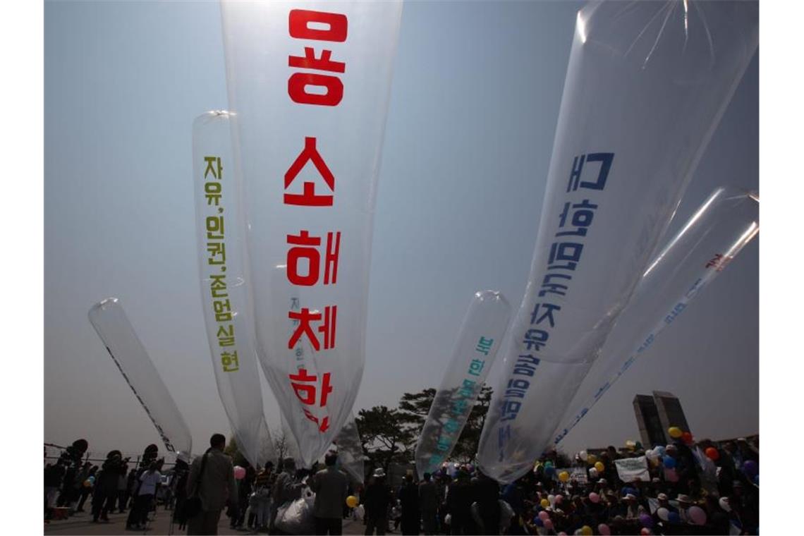 Nordkoreanische Überläufer und südkoreanische Aktivisten starten Ballons mit Flugblättern gegen die nordkoreanische Regierung in der Nähe der entmilitarisierten Zone. Foto: Jeon Heon-Kyun/EPA/dpa