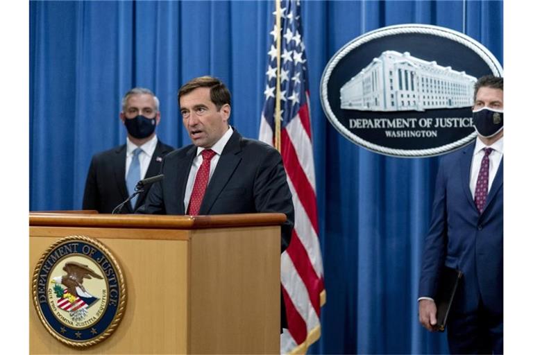 „Nordkoreas Agenten sind zu den weltweit führenden Bankräubern geworden“, sagt John Demers (M). Foto: Andrew Harnik/AP Pool/dpa