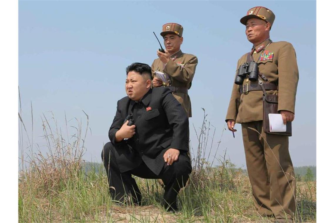 Nordkorea provoziert die USA mit neuen Raketentests Nordkoreas Machthaber Kim Jong Un bei der Beobachtung eines Militärmanövers. Foto: Rodong Sinmun