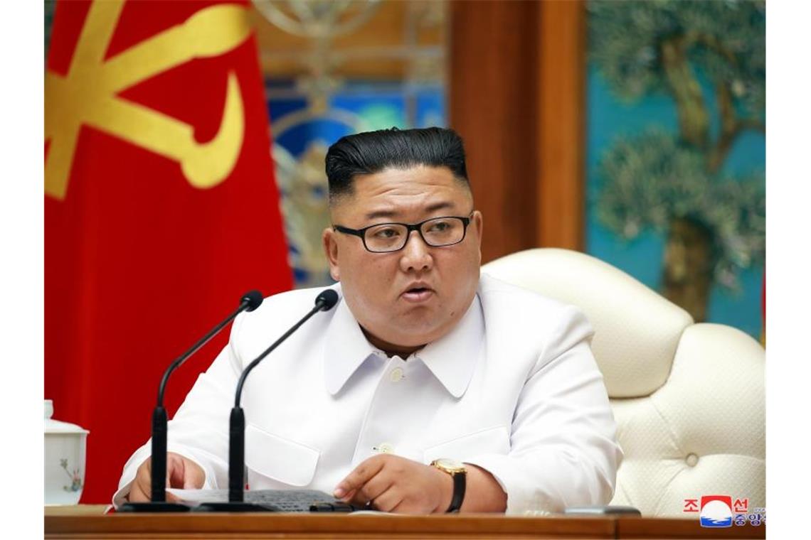 Nordkorea riegelt Grenzstadt nach Corona-Verdachtsfall ab Nordkoreas Machthaber Kim Jong Un bei einer Notstandssitzung des Politbüros wegen der Coronavirus-Pandemie. Foto: -/KCNA via YNA/dpa