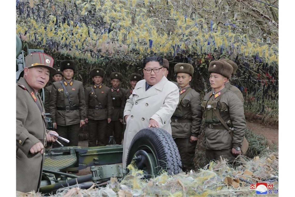 Nordkoreas Machthaber Kim Jong Un besichtigt eine Militäreinheit auf der Insel Changrin. Foto: KCNA via KNS/AP/dpa
