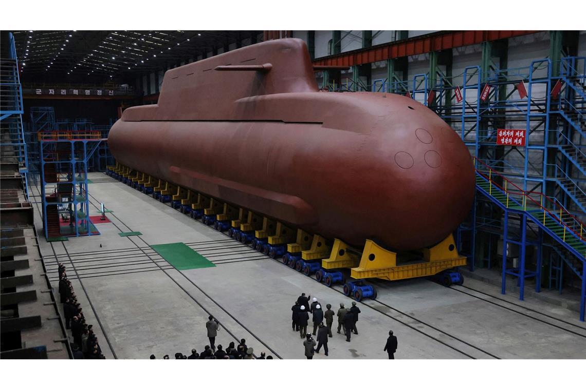 Nordkoreas Machthaber Kim Jong Un besichtigt U-Boot-Werft.