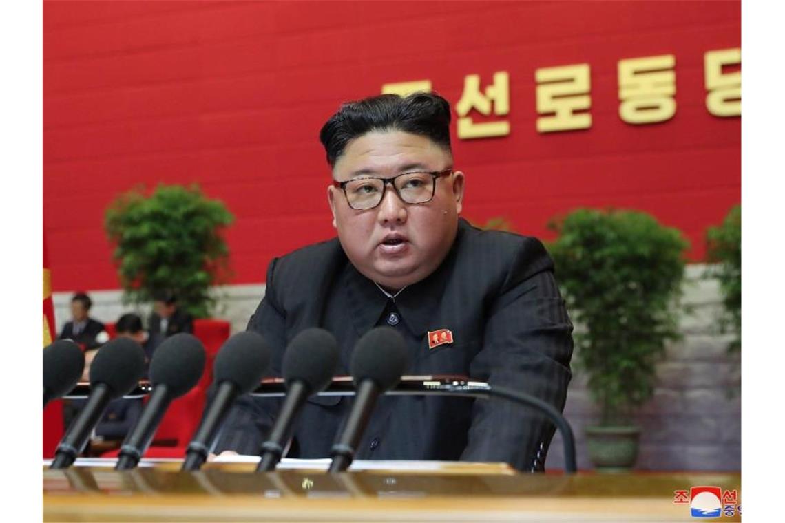 Nordkoreas Machthaber Kim Jong Un droht auf dem Kongress der Partei der Arbeit den USA. Foto: -/KCNA/dpa