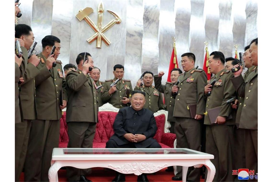 Nordkoreas Machthaber Kim Jong Un inmitten seiner führenden Kommandeure. Foto: KCNA/dpa/Archiv