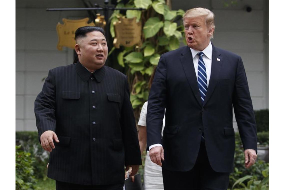 Nordkoreas Machthaber Kim Jong Un (l) und US-Präsident Donald Trump während eines Treffens in Hanoi im Februar 2019. Foto: Evan Vucci/AP