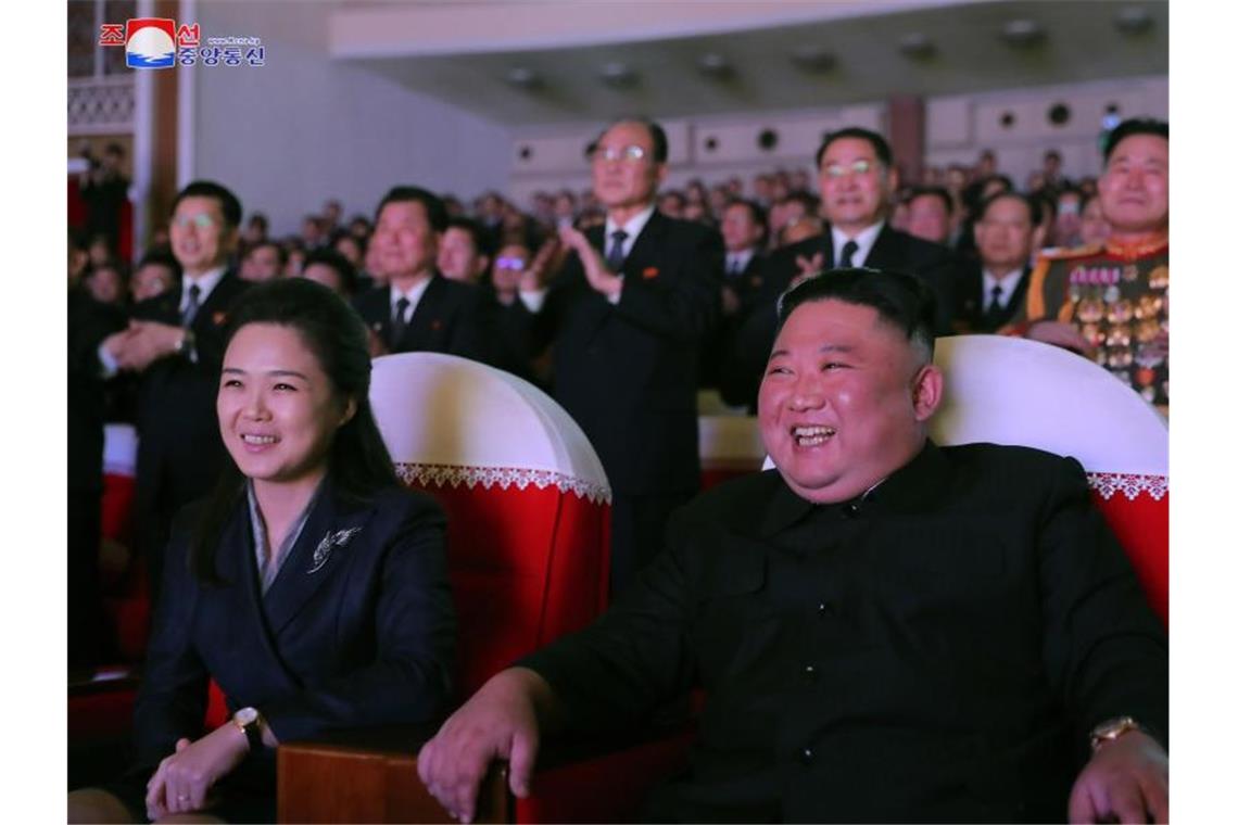 Kim Jong Uns Frau zeigt sich nach einem Jahr wieder Nordkoreas Machthaber Kim Jong Un (r) sitzt im Mansudae-Kunsttheater bei einer Aufführung neben seiner Frau Ri Sol Ju (l). Foto: ---/YNA/dpa