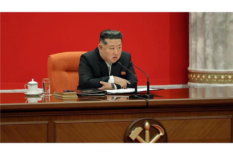 Nordkoreas Machthaber Kim Jong Un rückt von dem jahrzehntelangen Ziel einer Wiedervereinigung mit Südkorea ab. (Archivbild)