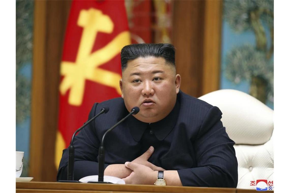 Nordkoreas Machthaber Kim Jong Un soll in kritischem Zustand sein. Foto: Uncredited/KCNA via KNS/AP/dpa