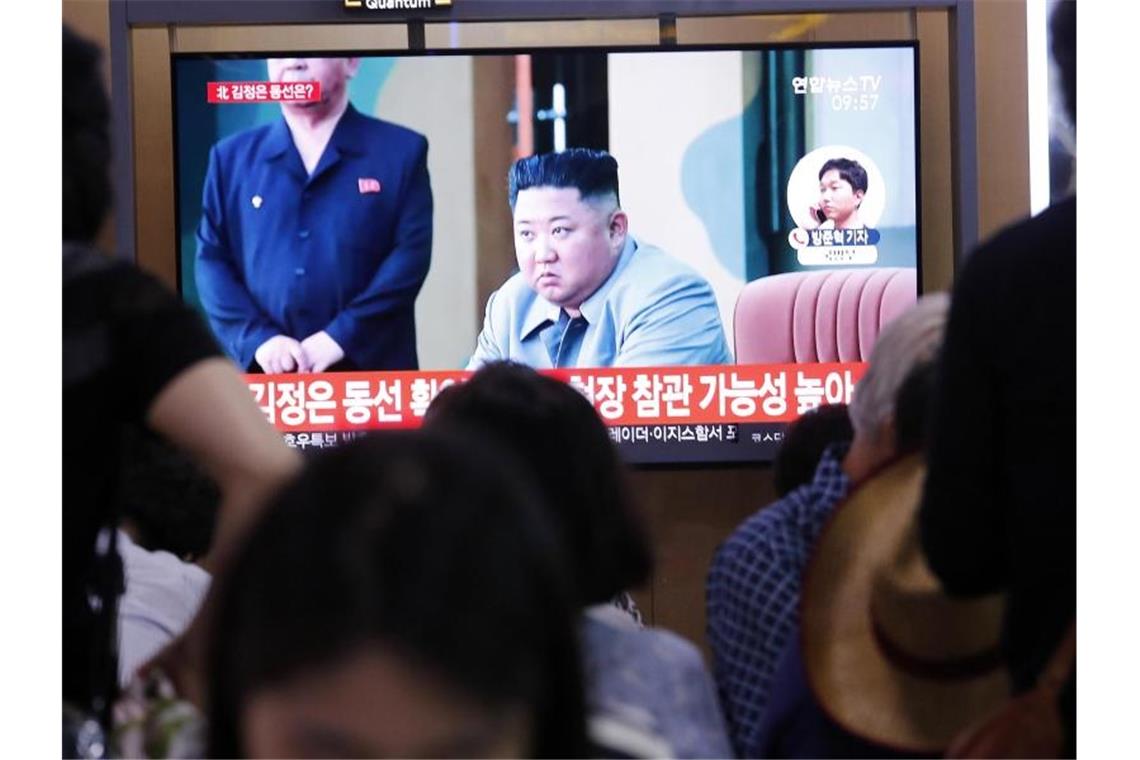 Nordkorea testete Raketen für neues Startsystem Nordkoreas Machthaber Kim Jong Un überwachte den Start der Raketen laut Staatsmedien persönlich. Foto: Ahn Young-Joon/AP
