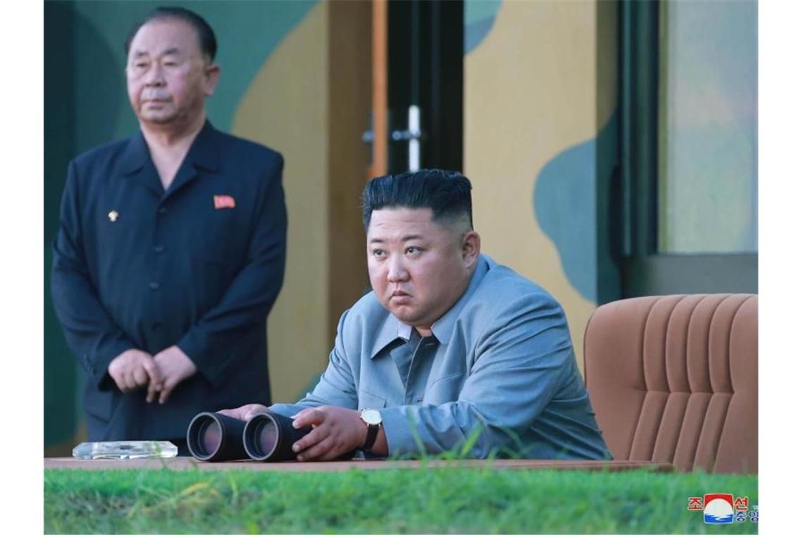 Nordkoreas Machthaber Kim Jong Un verfolgt den Raketentest. Foto: KCNA