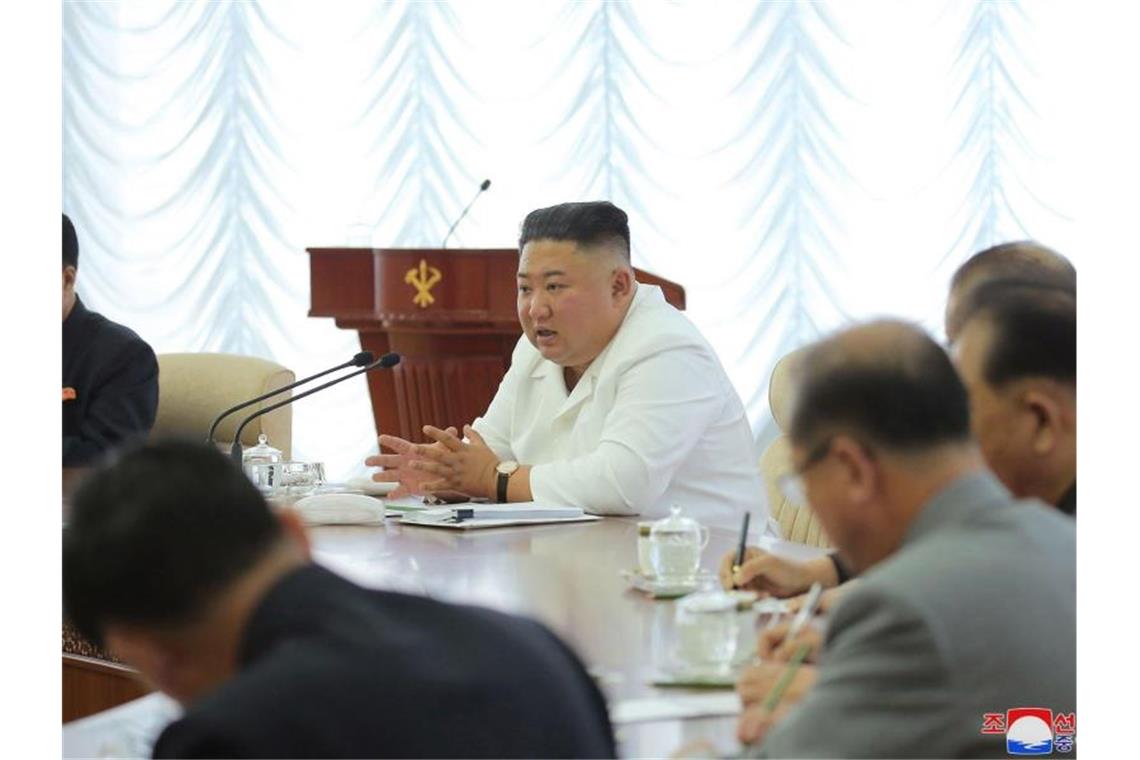Nordkoreas Machthaber Kim Jong Un während einer Sitzung. Foto: -/KCNA/dpa