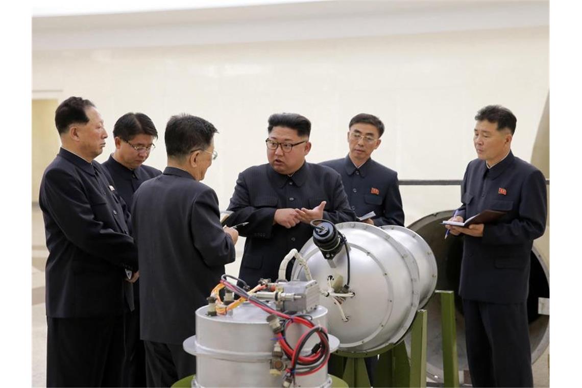 Nordkorea testete Raketen für neues Startsystem Nordkoreas Staatschef Kim Jong Un neben einem Sprengkopf. Foto: KCNA/Archiv