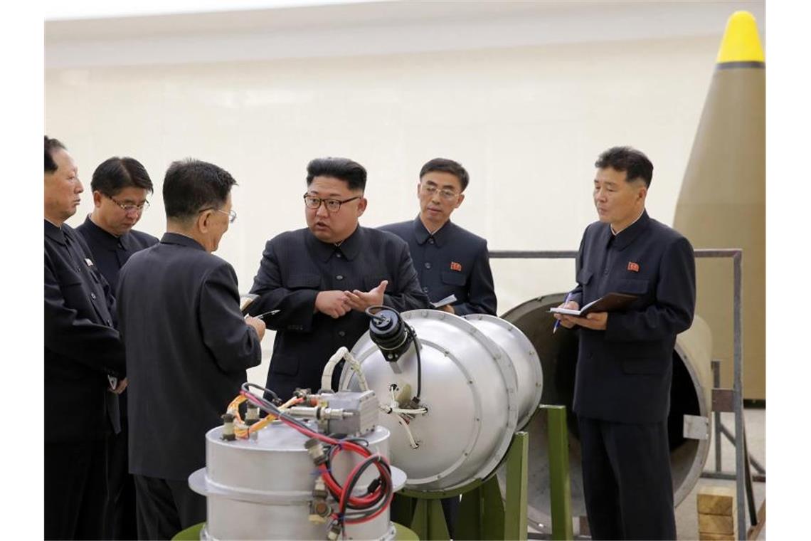 Nordkoreas Staatschef Kim Jong Un neben einem Sprengkopf. Foto: Uncredited/KCNA via KNS/dpa/Archiv