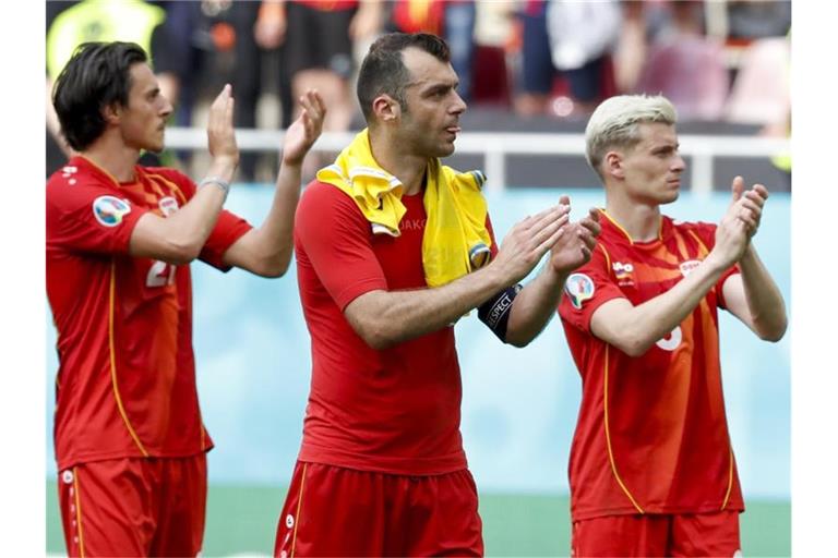 Nordmazedonien um Goran Pandev (M.) schied vorzeitig aus. Foto: Robert Ghement/Pool EPA/AP/dpa
