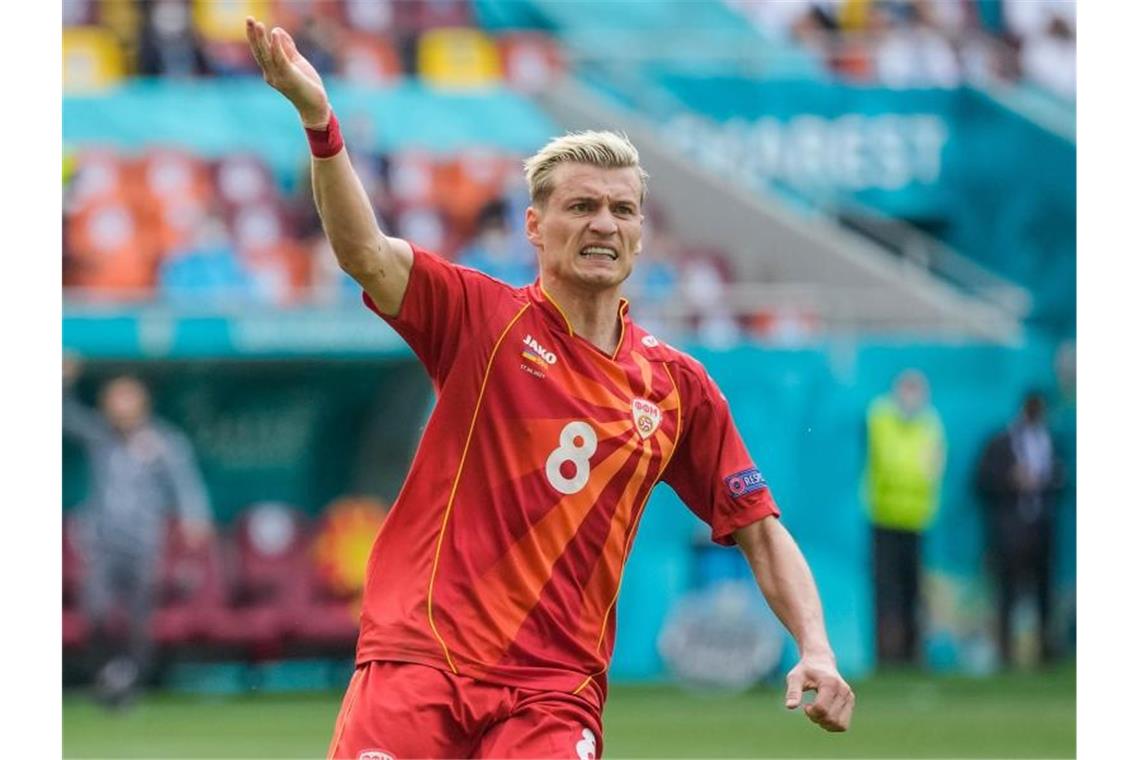 Nordmazedoniens Ezgjan Alioski jubelt über sein Tor zum 1:2. Foto: Vadim Ghirda/AP Pool/dpa