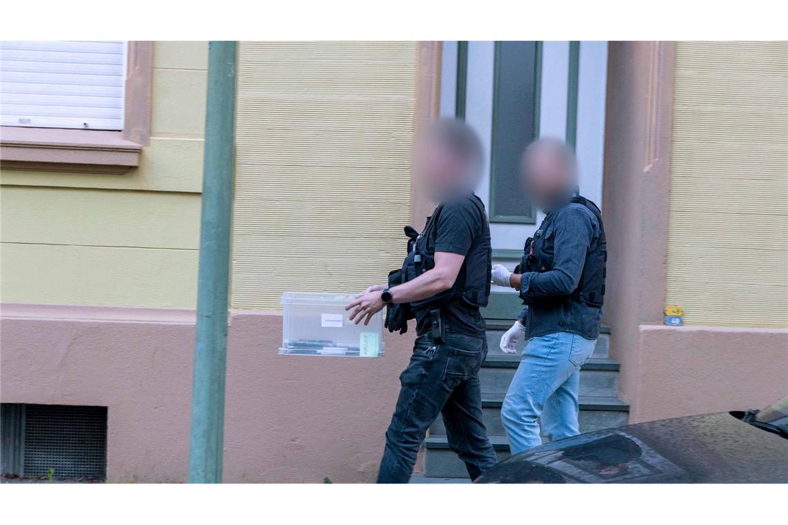 Razzia nach Terrorverdacht: Was wir wissen - und was nicht Nordrhein-Westfalens Innenminister Herbert Reul (CDU) sagte, die Polizei habe mögliche Terrortaten gestoppt.