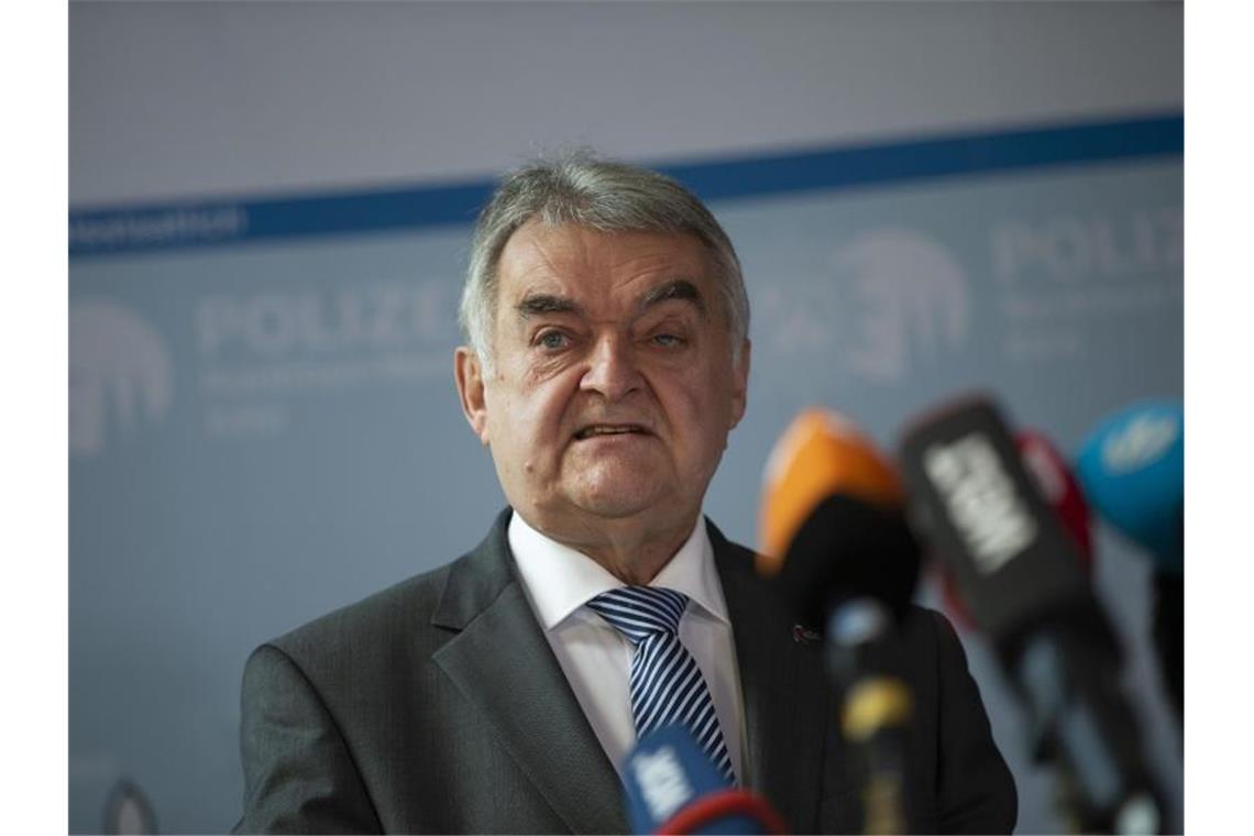 Nordrhein-Westfalens Innenminister Herbert Reul. Foto: Thomas Banneyer/dpa