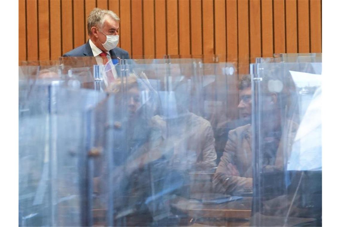 Nordrhein-Westfalens Innenminister Herbert Reul kommt zu einer Sitzung des Innenausschusses des Landtags. Foto: Weronika Peneshko/dpa