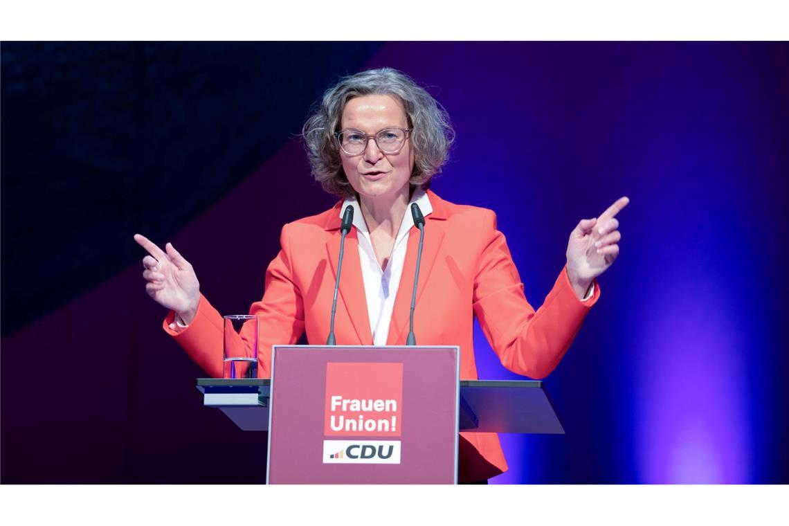 Gesundheitsministerin Warken neue Chefin der Frauen-Union Nordrhein-Westfalens Ministerin für Heimat, Kommunales, Bau und Digitalisierung, Ina Scharrenbach, bei ihrer Antrittsrede.