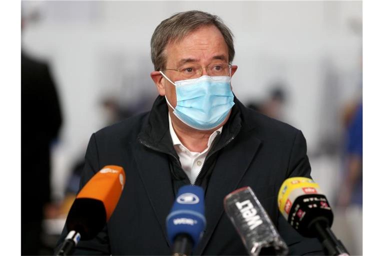 Nordrhein-Westfalens Ministerpräsident Armin Laschet spricht bei einer Pressekonferenz im Aachener Impfzentrum. Foto: David Young/dpa