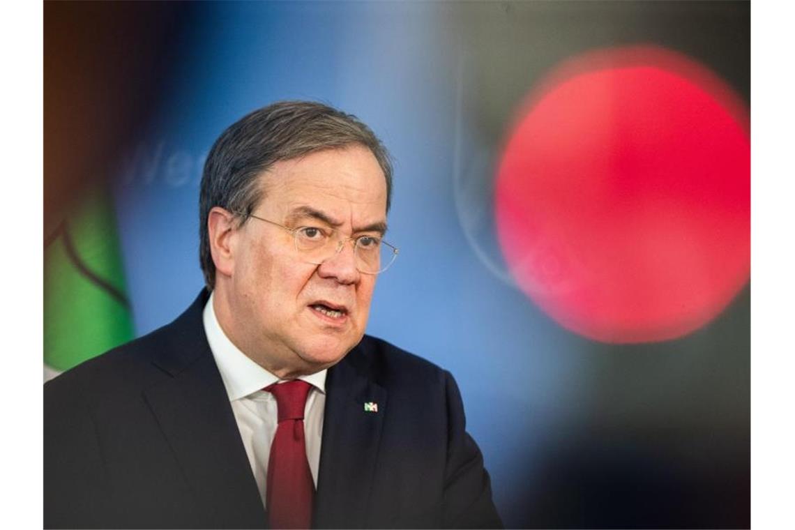 Lockdown rund um Fleischfabrik - Urlauber zurückgeschickt Nordrhein-Westfalens Ministerpräsident Armin Laschet spricht in Düsseldorf. Foto: Marcel Kusch/dpa