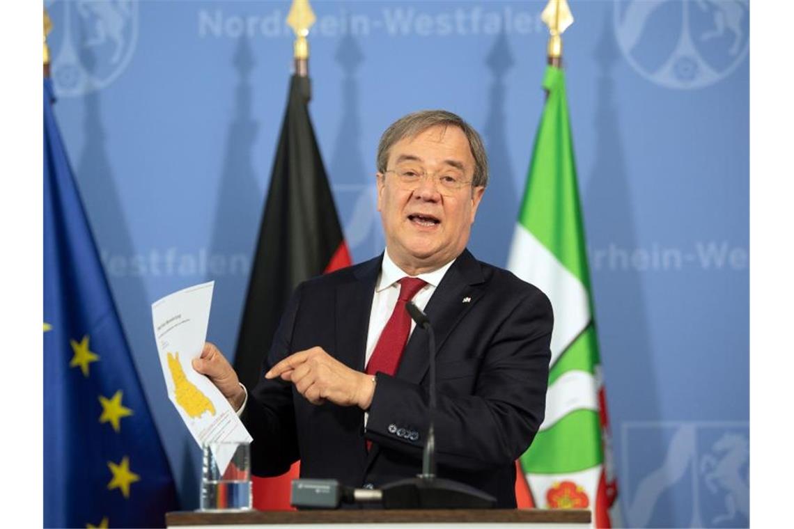 Lockdown rund um Fleischfabrik - Urlauber zurückgeschickt Nordrhein-Westfalens Ministerpräsident Armin Laschet spricht in Düsseldorf. Foto: Federico Gambarini/dpa