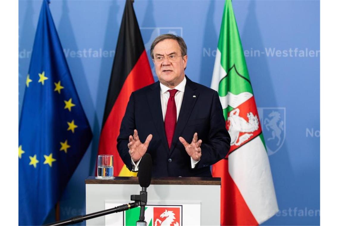 Laschet schließt regionalen Lockdown nicht mehr aus Nordrhein-Westfalens Ministerpräsident Armin Laschet: „Jeder einzelne ist jetzt gefordert, auch der nicht in der Fleischindustrie beschäftigt ist.“. Foto: Marcel Kusch/dpa