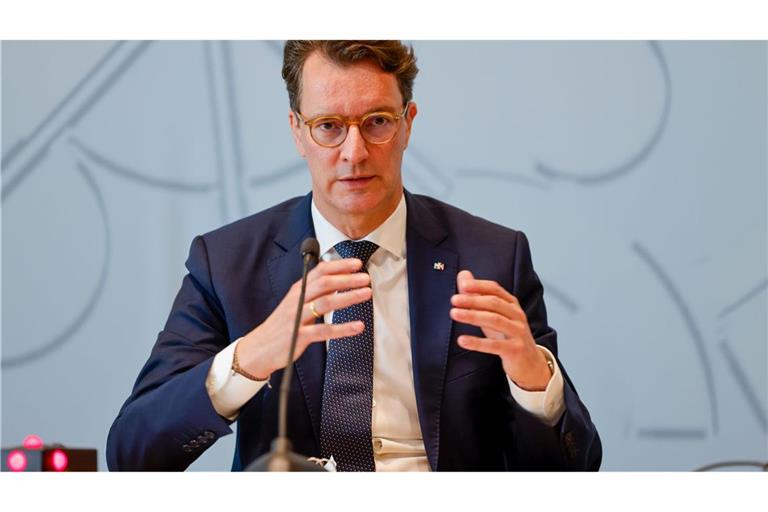 Nordrhein-Westfalens Ministerpräsident Hendrik Wüst (CDU) verlangt angesichts der erwarteten Steuerausfälle für Länder und Kommunen durch das geplante Investitionspaket des Bundes Kompensationen.
