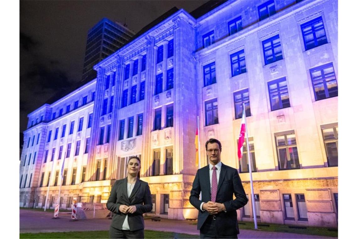 Nordrhein-Westfalens Ministerpräsident Hendrik Wüst und die ukrainische Generalkonsulin in Düsseldorf, Iryna Shum, vor der Staatskanzlei in Düsseldorf. Foto: Mark Hermenau/Land NRW/dpa