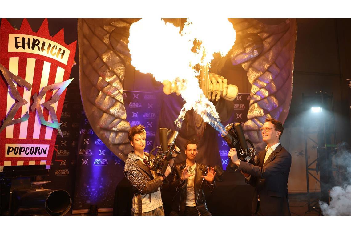 Nordrhein-Westfalens Ministerpräsident Wüst (r) besucht auf seiner Ostwestfalen-Tour die Zauberer "Ehrlich Brothers" und hält einen Flammenwerfer.