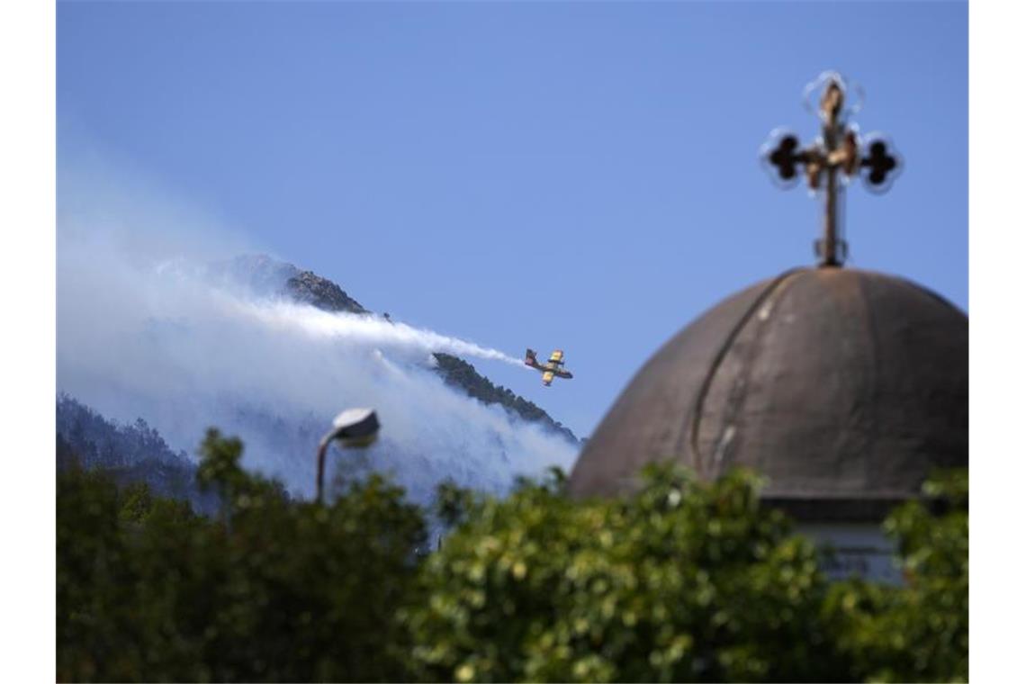 Erneut großer Brand in der Nähe von Athen Nordwestlich von Athen kämpfte die Feuerwehr erneut gegen einen Brand. Foto: Thanassis Stavrakis/AP/dpa