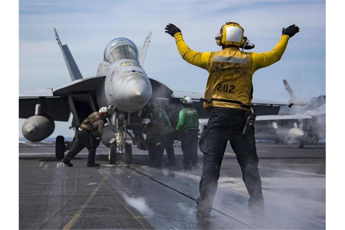 US-Kampfjet verunglückt bei Landung auf Flugzeugträger Normalerweise ist die Landung eines Kampfflugzeugs auf dem Deck eines Flugzeugträgers eine Routineangelenheit. Foto: M. Castellan/U.S. Navy/AP/dpa/Archiv