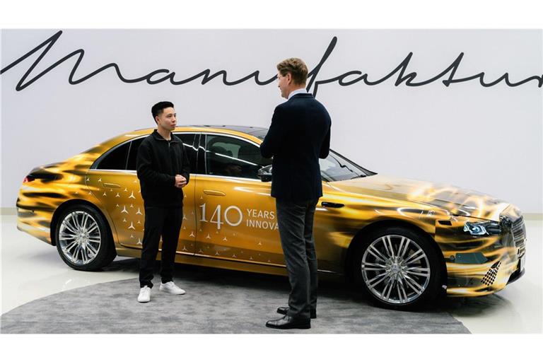 Normalerweise sind getarnte Autos kleinteilig in schwarz-weiß bedruckt, nicht so die S-Klasse. Das hat nach Angaben von Källenius (rechts) intern zu Diskussionen geführt. Zusammen mit dem kanadischen Influencer Justin Tse enthüllte er erste Details.