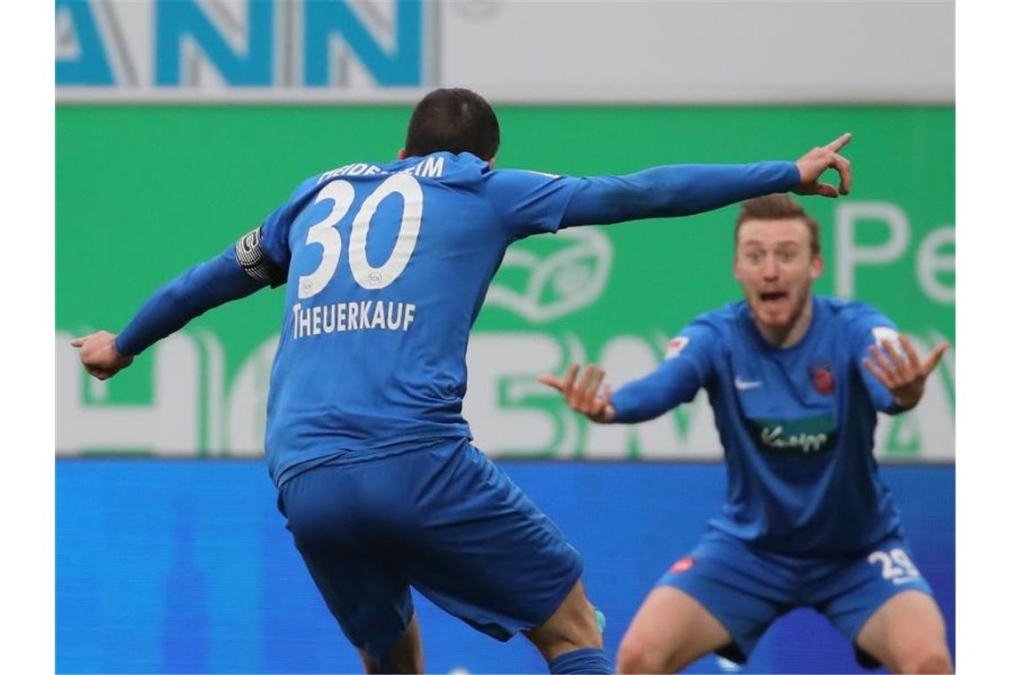 Norman Theuerkauf (l) von Heidenheim jubelt mit seinem Kollegen. Foto: Daniel Karmann/dpa