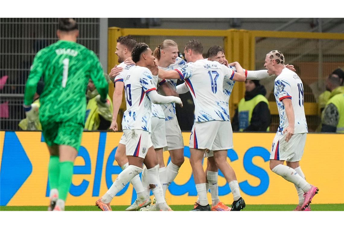 Norwegen und Torjäger Erling Haaland (Mitte) freuen sich nach einem 4:1 in Italien auf die erste WM-Teilnahme seit 1998.