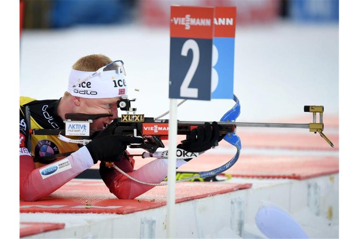 Norwegens Biathlon-Star Johannes Thingnes Bö beim Schießen. Foto: Antti Aimo-Koivisto/Lehtikuva/dpa
