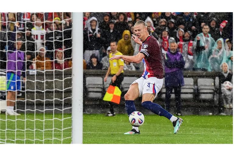Norwegens Erling Haaland erzielt das Tor zum 3:0.