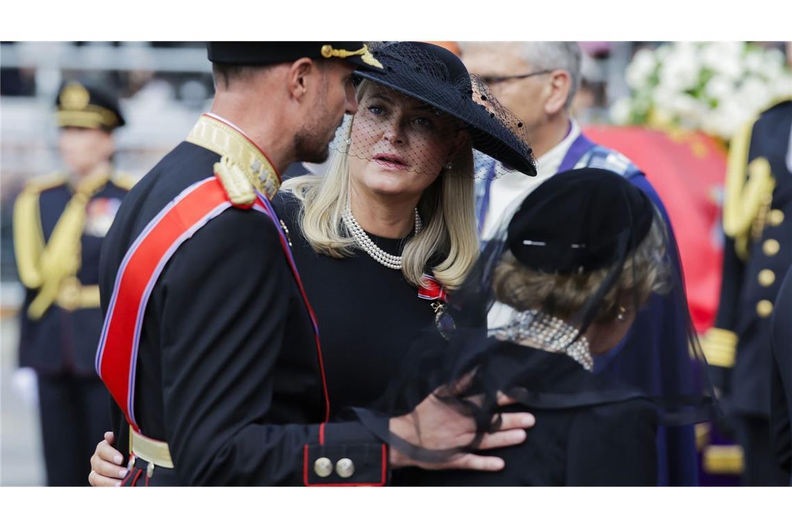 Norwegens König Haakon VIII. (l), Königin Mette-Marit (M) und Königin Sonja treffen am Osloer Dom ein, um an der Trauerfeier für den verstorbenen König Harald V. teilzunehmen. (zu dpa: ««Takk»: Tränenreicher Abschied von König Harald in Oslo»)