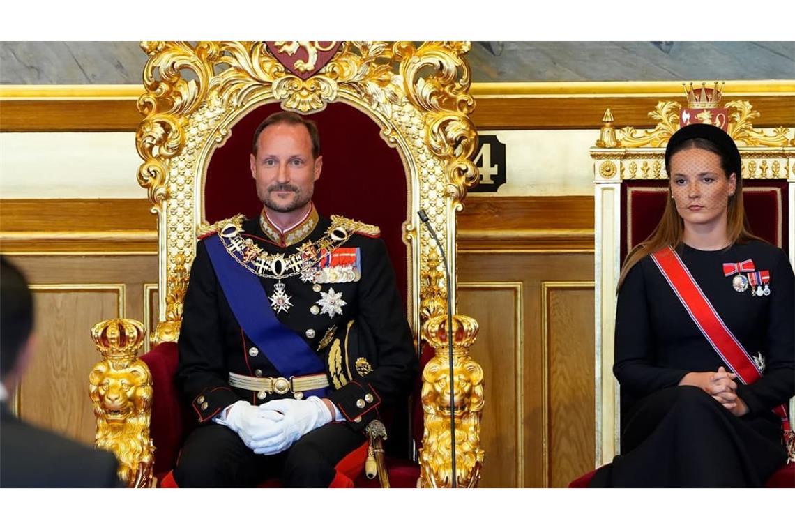 Norwegens König Haakon VIII. legt im Storting den Eid gemäß der Verfassung ab, an seiner Seite steht Kronprinzessin Ingrid Alexandra. Bei der Vereidigung verspricht und schwört der König, Norwegen im Einklang mit der Verfassung und den Gesetzen des Landes zu regieren.