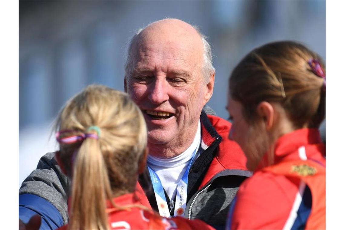 Das bringt der Wintersport am Freitag Norwegens König Harald ist leidenschaftlicher Sportfan. Die Sieger der Biathlon-Rennen werden in der Königsloge empfangen. Foto: Hendrik Schmidt/dpa-Zentralbild/dpa