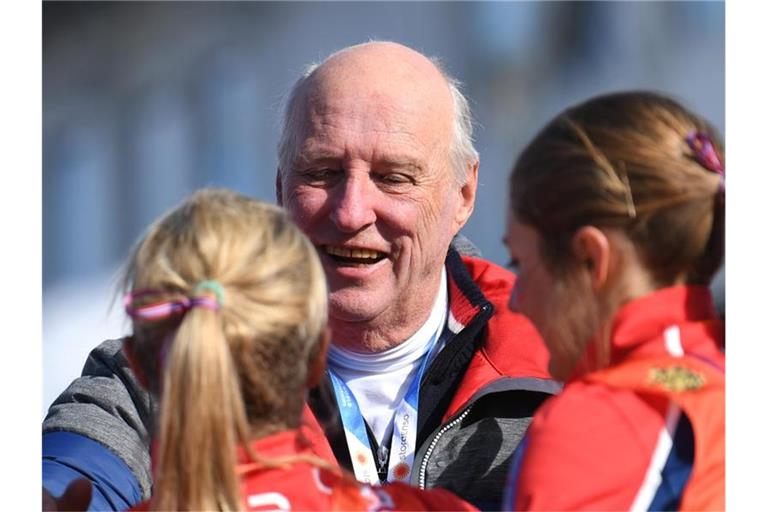 Norwegens König Harald ist leidenschaftlicher Sportfan. Die Sieger der Biathlon-Rennen werden in der Königsloge empfangen. Foto: Hendrik Schmidt/dpa-Zentralbild/dpa