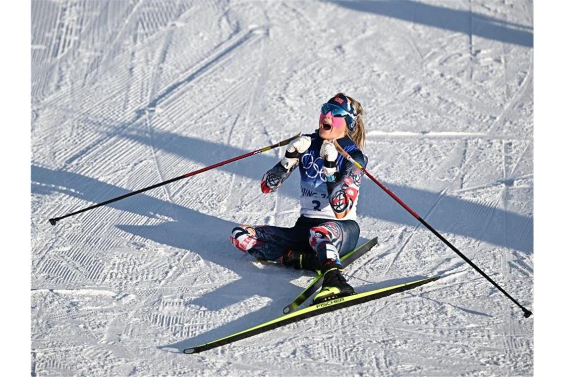 Deutscher Olympia-Start: Althaus' Silber - Pechsteins Glück Norwegens Langlauf-Star Therese Johaug hat die erste Goldmedaille bei den Olympischen Winterspielen in Peking gewonnen. Foto: Xiao Yijiu/XinHua/dpa