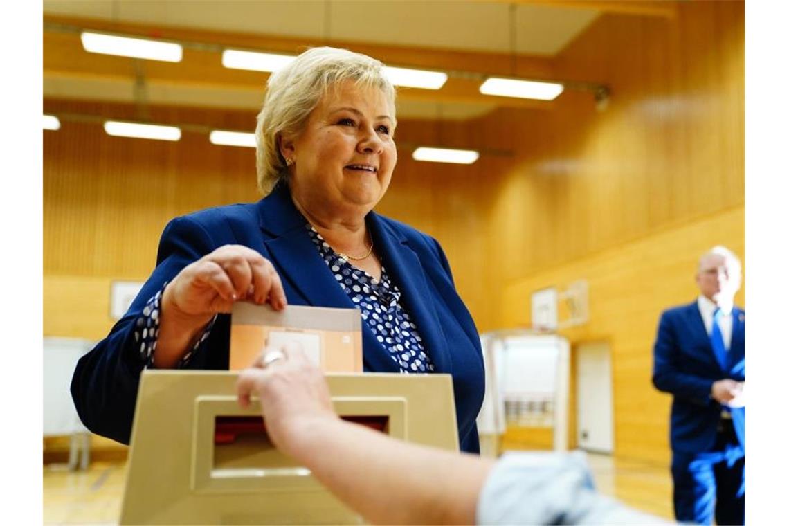 Norwegens Ministerpräsidentin Erna Solberg gibt ihre Stimme in der Skjold-Schule in ihrer Heimatstadt Bergen ab. Foto: Håkon Mosvold Larsen//dpa