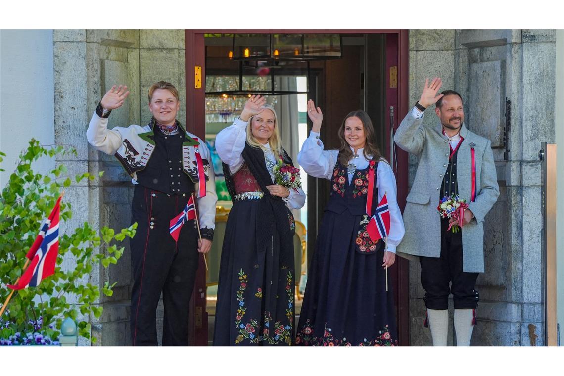Bilder des Tages Norwegens Nationalfeiertag: Kronprinzenfamilie begrüßt Kinderumzug in Skaugum