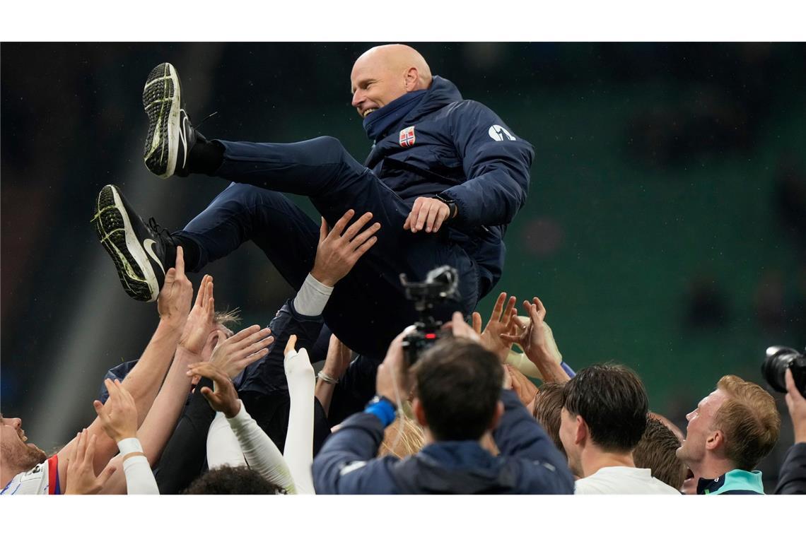 Norwegens Nationalmannschaft feiert Trainer Stale Solbakken nach dem 4:1 in Italien.