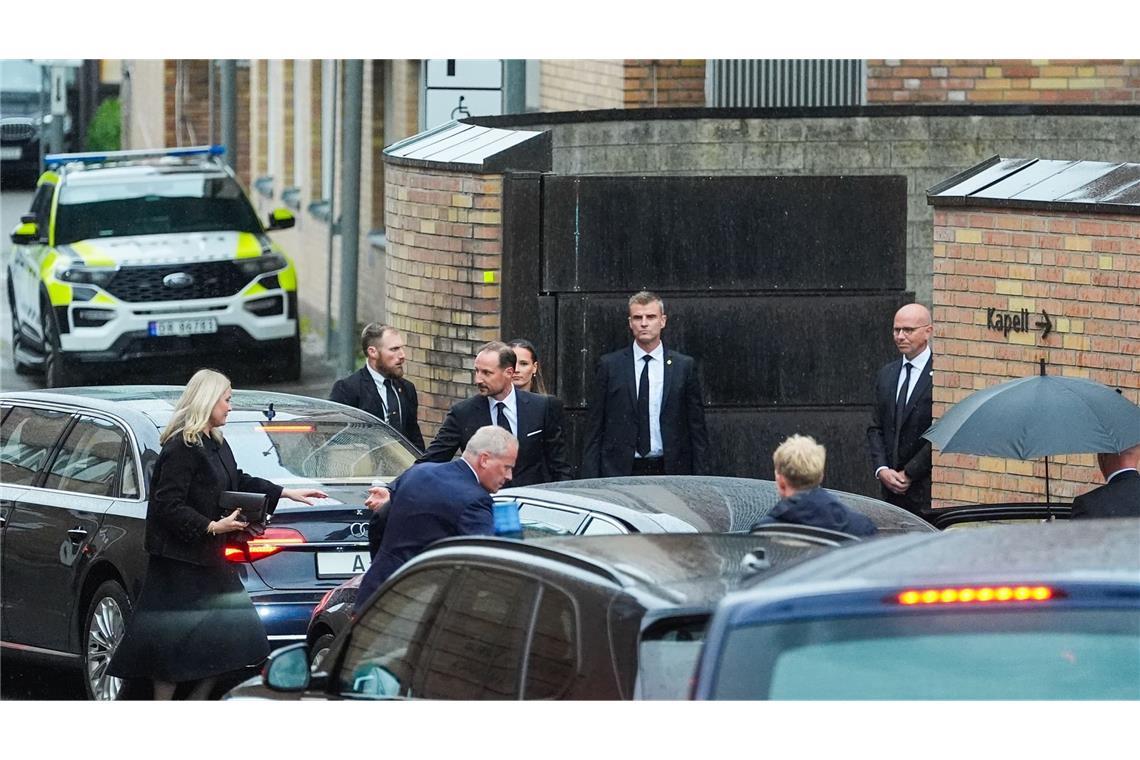 Norwegens neuer König Haakon (M,r) und Königin Mette-Marit treffen in der Kapelle des Nationalkrankenhauses ein. Der Sarg mit König Harald wird in einer Autokolonne von der Kapelle des Nationalkrankenhauses durch Oslo zum Königspalast gefahren. König Haakon, Königin Mette-Marit, Kronprinzessin Ingrid Alexandra, Königin Sonja, Prinz Sverre Magnus und Prinzessin Märtha Louise folgen dem Sarg. (zu dpa: «Sarg mit Harald von Tausenden bei Trauerzug begleitet»)