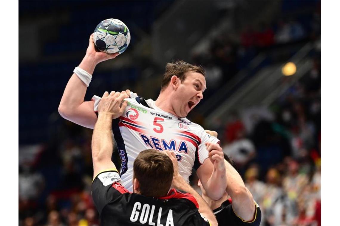 Nächste Pleite für deutsche Handballer gegen Norwegen Norwegens Sander Sagosen (oben) kommt gegen Johannes Golla zum Wurf. Foto: Marijan Murat/dpa